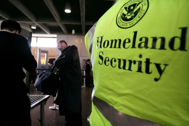 Le federali propongono la partecipazione obbligatoria a E-Verify per i destinatari delle sovvenzioni federali
