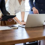 Lo studio rileva che il debito tecnologico e le lacune nei processi mantengono le aziende nel “purgatorio pilota” dell’IA