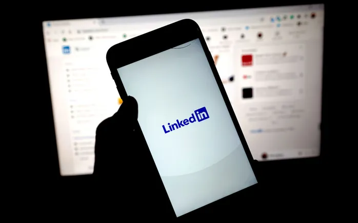 Socievole: LinkedIn automatizza il processo di candidatura per un lavoro per gli utenti premium