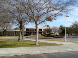 Il Community College della California si accorda con il professore che ha fatto causa per la politica del DEI