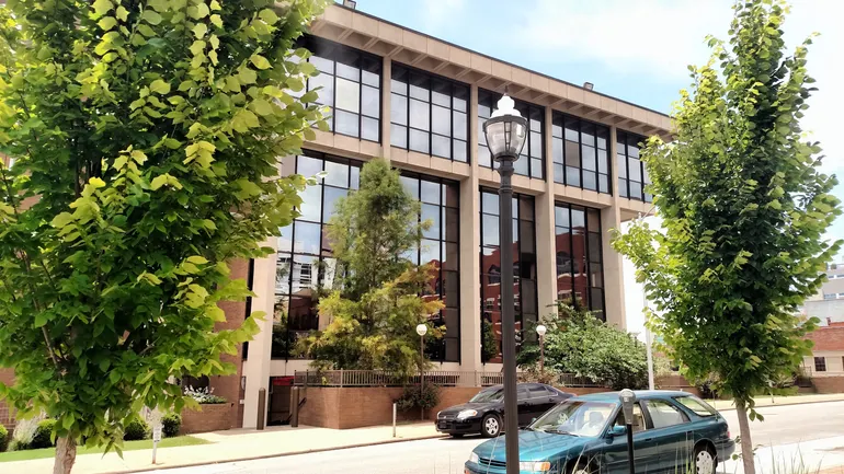 La giuria assegna al tecnico chirurgico maschio $ 105.000 per discriminazione in sala parto