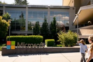 Microsoft si affanna per assicurarsi i talenti dell'intelligenza artificiale e sventra la forza lavoro di Xbox