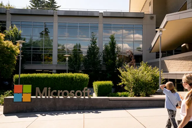 Microsoft si affanna per assicurarsi i talenti dell'intelligenza artificiale e sventra la forza lavoro di Xbox
