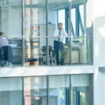 Quanto costa alle aziende il coordinamento del posto di lavoro ibrido?