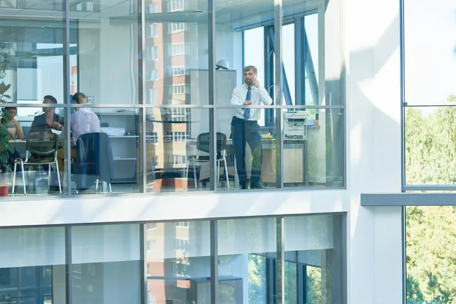 Quanto costa alle aziende il coordinamento del posto di lavoro ibrido?