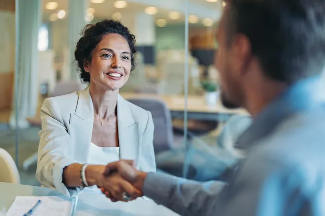 Secondo uno studio svedese, gli uomini utilizzano le offerte di lavoro esterne per negoziare la retribuzione, mentre le donne no