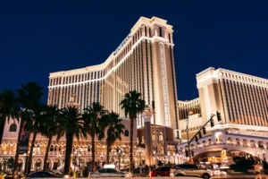 Tocchi inappropriati e sculacciate indesiderate costano a un gruppo di ristoranti di Las Vegas 2 milioni di dollari