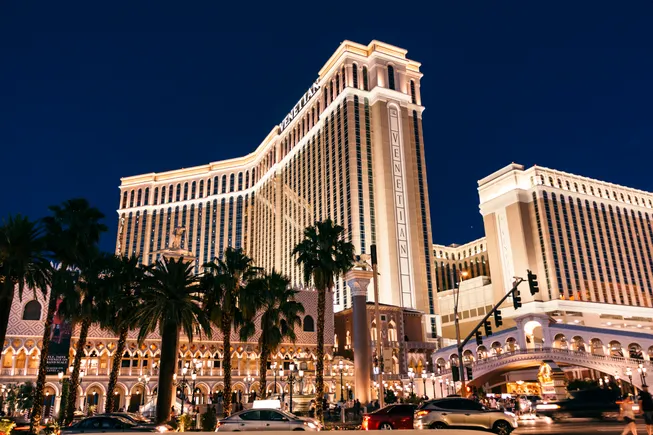 Tocchi inappropriati e sculacciate indesiderate costano a un gruppo di ristoranti di Las Vegas 2 milioni di dollari