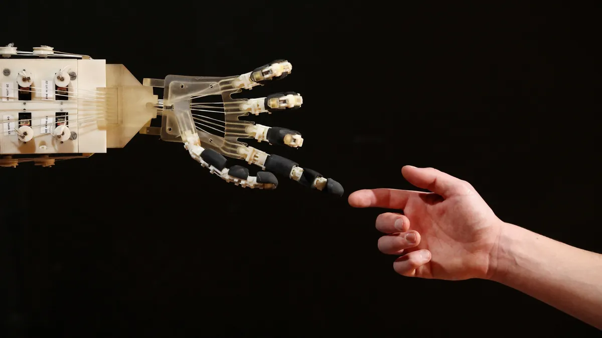 La mano robotica si allunga per toccare la mano umana