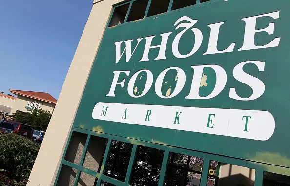 Amazon investe 230 milioni di dollari in benefit, retribuzioni per i dipendenti dei negozi Whole Foods