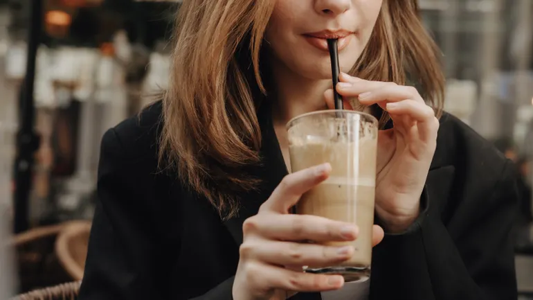 Con il dibattito sul caffè freddo, le differenze culturali della Gen Z giungono al culmine