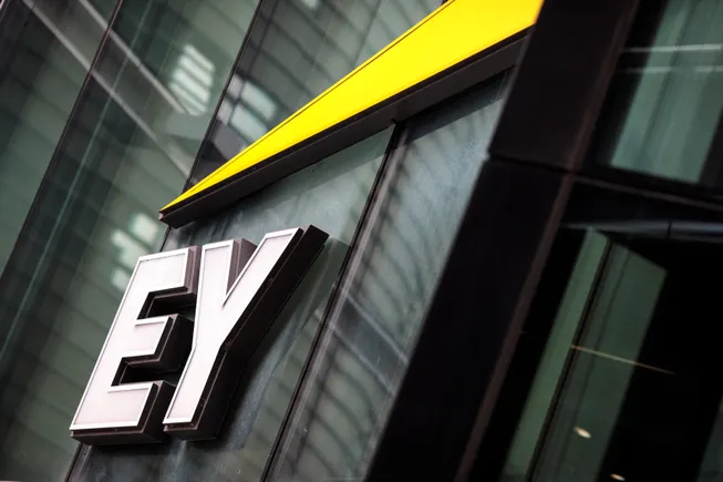EY stanzia 100 milioni di dollari in premi per i dipendenti “focalizzati sul futuro”.