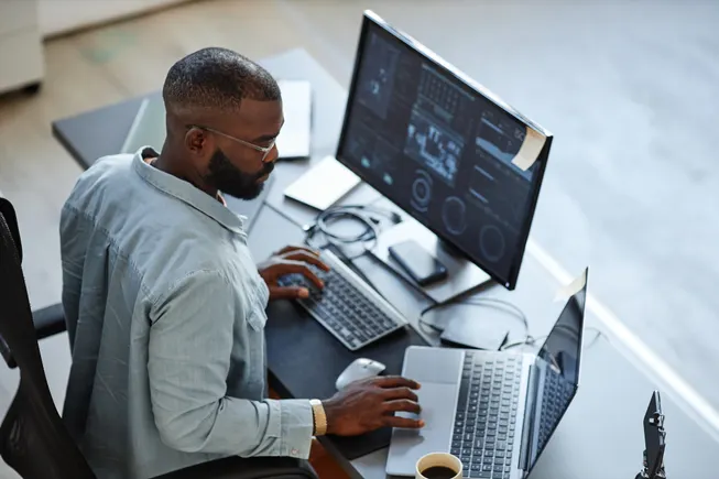 I dipendenti segnalano l’uso performante dell’intelligenza artificiale durante i cambiamenti di ruolo