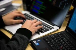 Quasi la metà del tempo dedicato all’intelligenza artificiale è dedicato alla correzione dei suoi risultati, afferma BambooHR