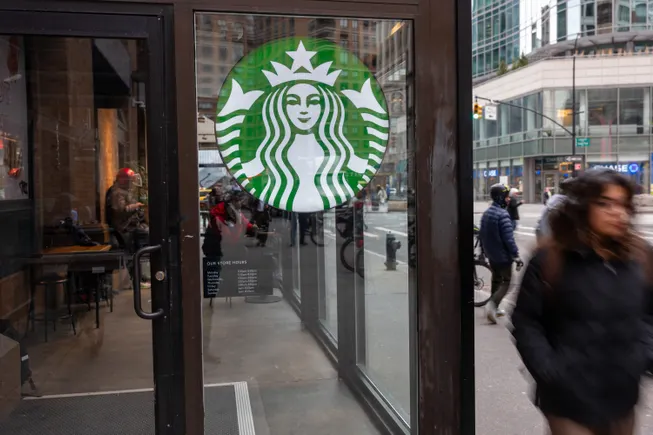 Starbucks, Florida AG, accordo d'inchiostro per porre fine alla causa per presunte pratiche illegali dei DEI