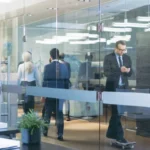 I lavoratori continuano a "attaccare alle abitudini" nonostante la nuova formazione, rileva un sondaggio