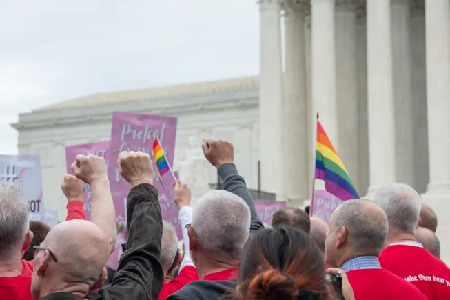 La querelante lesbica non riesce a dimostrare che i benefici per la fertilità del datore di lavoro erano distorti dal test SCOTUS