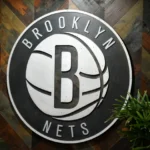 L'ex vicepresidente dei Brooklyn Nets della NBA afferma di essere stato licenziato per aver preso il congedo parentale
