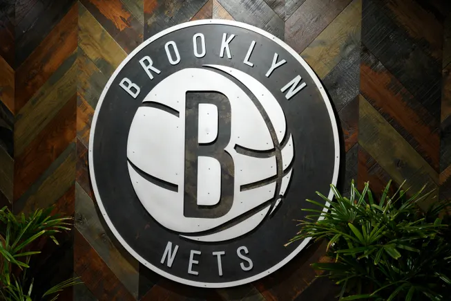 L'ex vicepresidente dei Brooklyn Nets della NBA afferma di essere stato licenziato per aver preso il congedo parentale