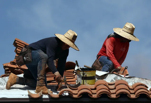 Roofer fa causa dopo che gli sarebbe stato detto che "nessuno paga gli straordinari nei lavori di costruzione"